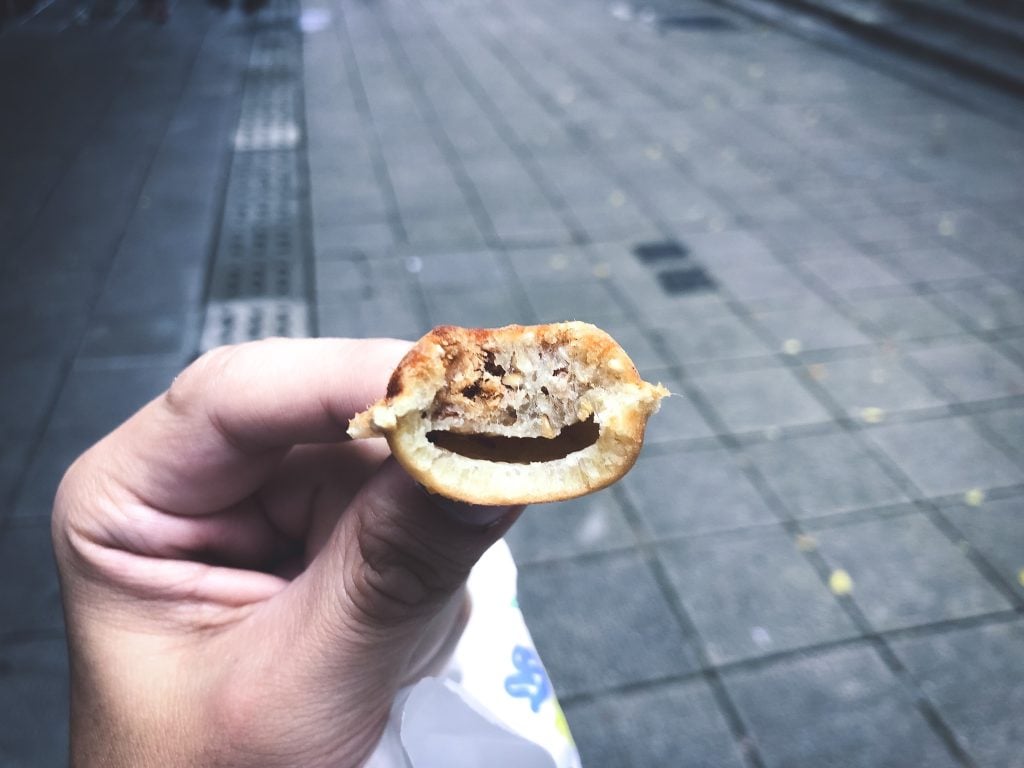 媽咪雞蛋仔 肉鬆白芝麻 側面
